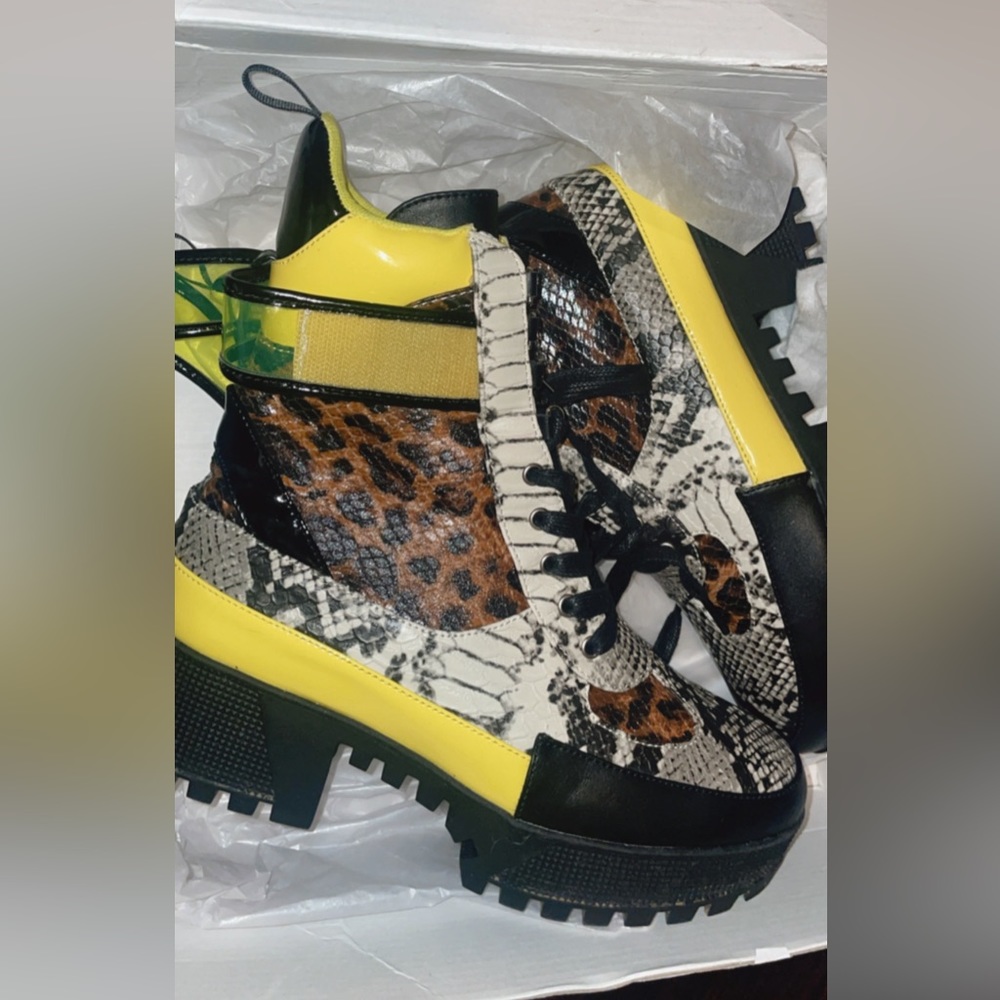 Fashion nova boots (size7) Comes with box
